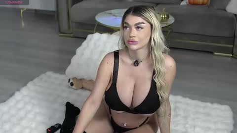Snapshot of ellyxxxelly chatting on 10/13/25, 05:02 Elly online show from 10/13/25, 05:02