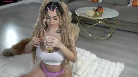 Snapshot of ellyxxxelly chatting on 10/21/25, 10:27 Elly online show from 10/21/25, 10:27