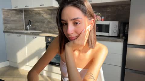 Im online Fri Sun Mon Tue Thu Fri Sat3 from 1000 online show from 03/12/25, 06:40