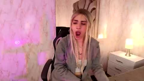 Snapshot of elodie_rouge chatting on 04/10/26, 01:05 Elodie online show from 04/10/26, 01:05