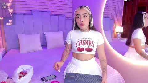 Snapshot of elodie_walker chatting on 02/11/25, 12:05 Elodie  online show from 02/11/25, 12:05