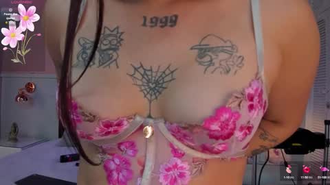 Snapshot of elodie_walker chatting on 09/21/25, 12:07 Elodie  online show from 09/21/25, 12:07