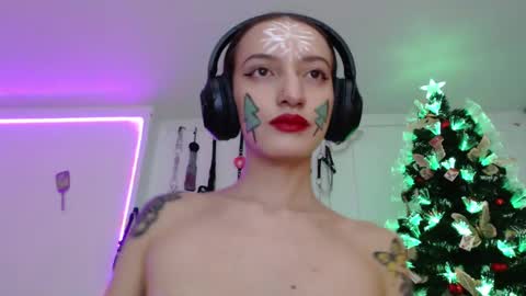 Snapshot of eloise_brown_ chatting on 12/16/24, 11:39 Chelsea Please help me to reach 100 thumbs up online show from 12/16/24, 11:39