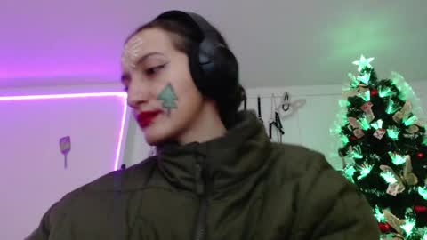 Snapshot of eloise_brown_ chatting on 12/17/24, 02:44 Chelsea Please help me to reach 100 thumbs up online show from 12/17/24, 02:44