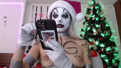 Snapshot of eloise_brown_ chatting on 12/31/24, 09:50 Chelsea Please help me to reach 100 thumbs up online show from 12/31/24, 09:50