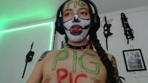 Snapshot of eloise_brown_ chatting on 01/20/25, 01:39 Chelsea Please help me to reach 100 thumbs up online show from 01/20/25, 01:39