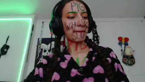 Snapshot of eloise_brown_ chatting on 01/22/25, 04:23 Chelsea Please help me to reach 100 thumbs up online show from 01/22/25, 04:23