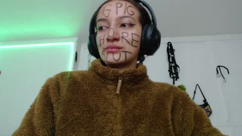 Snapshot of eloise_brown_ chatting on 01/30/25, 04:37 Chelsea Please help me to reach 100 thumbs up online show from 01/30/25, 04:37