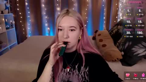 Snapshot of elovinora chatting on 12/15/24, 07:21 Ela give me a thumbs up if you like it  and this is important for the development of the account online show from 12/15/24, 07:21