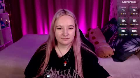 Snapshot of elovinora chatting on 12/15/24, 10:37 Ela give me a thumbs up if you like it  and this is important for the development of the account online show from 12/15/24, 10:37