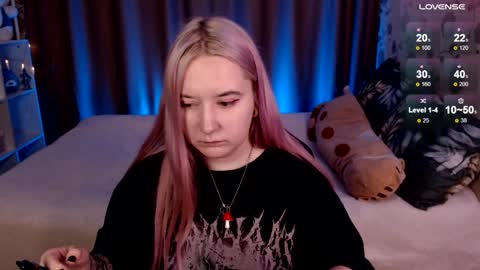 Snapshot of elovinora chatting on 12/16/24, 01:42 Ela give me a thumbs up if you like it  and this is important for the development of the account online show from 12/16/24, 01:42