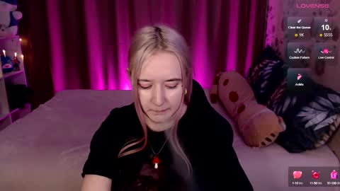 Snapshot of elovinora chatting on 12/18/24, 10:02 Ela give me a thumbs up if you like it  and this is important for the development of the account online show from 12/18/24, 10:02