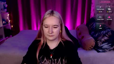 Snapshot of elovinora chatting on 12/19/24, 10:21 Ela give me a thumbs up if you like it  and this is important for the development of the account online show from 12/19/24, 10:21