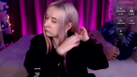 Snapshot of elovinora chatting on 12/20/24, 07:28 Ela give me a thumbs up if you like it  and this is important for the development of the account online show from 12/20/24, 07:28