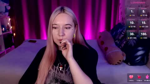 Snapshot of elovinora chatting on 12/21/24, 11:45 Ela give me a thumbs up if you like it  and this is important for the development of the account online show from 12/21/24, 11:45