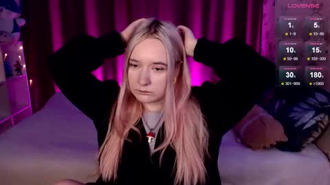 Snapshot of elovinora chatting on 12/27/24, 08:39 Ela give me a thumbs up if you like it  and this is important for the development of the account online show from 12/27/24, 08:39