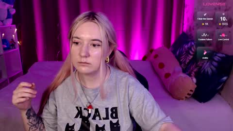 Snapshot of elovinora chatting on 12/31/24, 11:06 Ela give me a thumbs up if you like it  and this is important for the development of the account online show from 12/31/24, 11:06