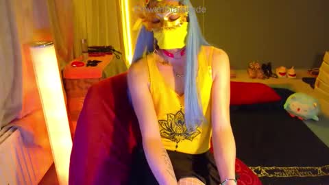Snapshot of elowenstarshade chatting on 04/17/26, 08:12 ElowenStarshade online show from 04/17/26, 08:12
