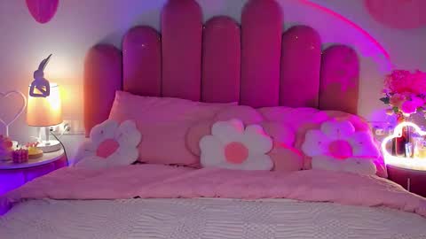 Snapshot of elsa_xo chatting on 11/30/25, 08:13 Michelle online show from 11/30/25, 08:13