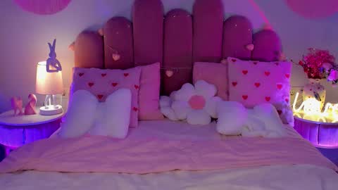 Snapshot of elsa_xo chatting on 03/07/26, 08:50 Michelle online show from 03/07/26, 08:50