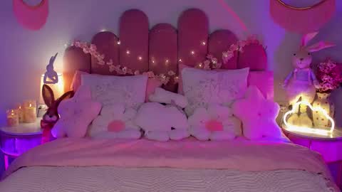 Snapshot of elsa_xo chatting on 03/25/26, 08:26 Michelle online show from 03/25/26, 08:26