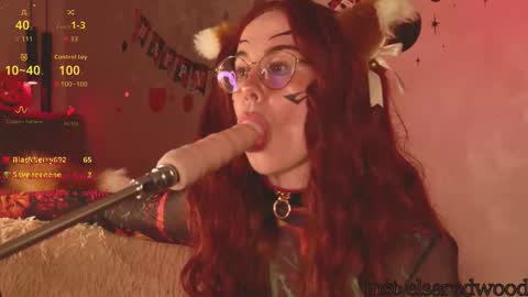 Snapshot of elsaredwood chatting on 10/31/25, 03:35 ElsaRedwood online show from 10/31/25, 03:35