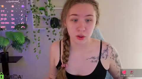 Snapshot of elsie_cutties chatting on 12/22/25, 01:02 Elsie online show from 12/22/25, 01:02