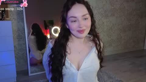 Snapshot of elusive_mia chatting on 06/16/26, 04:42 Mia 3 online show from 06/16/26, 04:42