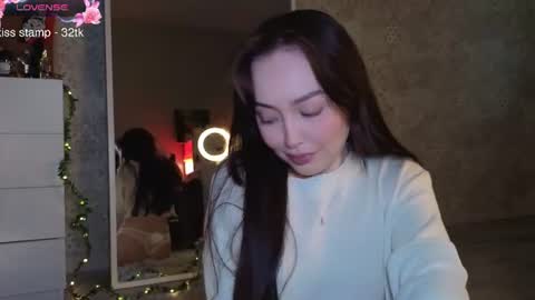 Snapshot of elusive_mia chatting on 06/19/26, 02:43 Mia 3 online show from 06/19/26, 02:43