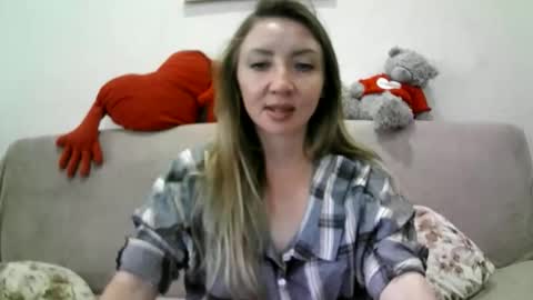 Snapshot of elvaarno chatting on 09/19/25, 05:42 ElvaArno online show from 09/19/25, 05:42