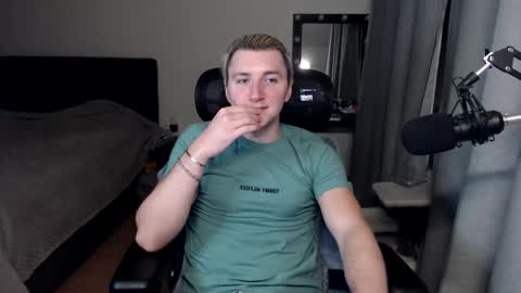 Snapshot of elvin_vaenight chatting on 10/22/25, 02:01 Elvin Vaenight online show from 10/22/25, 02:01