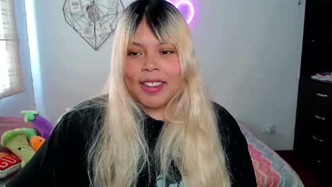 Snapshot of elymoon chatting on 09/08/25, 05:23 Ely online show from 09/08/25, 05:23