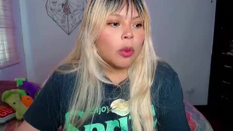 Snapshot of elymoon chatting on 09/17/25, 05:36 Ely online show from 09/17/25, 05:36