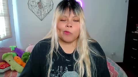 Snapshot of elymoon chatting on 09/18/25, 07:05 Ely online show from 09/18/25, 07:05