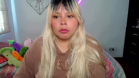 Snapshot of elymoon chatting on 09/23/25, 05:27 Ely online show from 09/23/25, 05:27