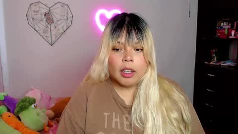 Snapshot of elymoon chatting on 10/02/25, 08:16 Ely online show from 10/02/25, 08:16