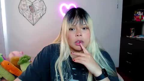 Snapshot of elymoon chatting on 10/07/25, 07:11 Ely online show from 10/07/25, 07:11