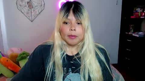 Snapshot of elymoon chatting on 10/10/25, 08:19 Ely online show from 10/10/25, 08:19