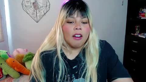 Snapshot of elymoon chatting on 10/14/25, 07:14 Ely online show from 10/14/25, 07:14