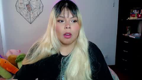 Snapshot of elymoon chatting on 10/20/25, 07:14 Ely online show from 10/20/25, 07:14