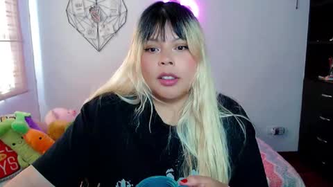 Snapshot of elymoon chatting on 10/23/25, 07:01 Ely online show from 10/23/25, 07:01