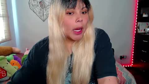 Snapshot of elymoon chatting on 11/11/25, 02:17 Ely online show from 11/11/25, 02:17