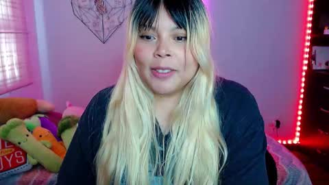 Snapshot of elymoon chatting on 11/12/25, 08:41 Ely online show from 11/12/25, 08:41