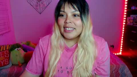 Snapshot of elymoon chatting on 03/18/26, 01:31 Ely online show from 03/18/26, 01:31