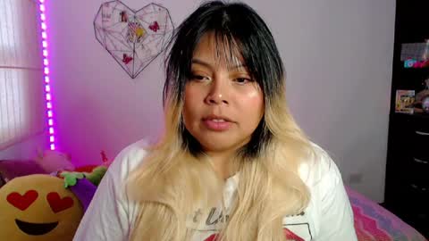 Snapshot of elymoon chatting on 04/08/26, 10:54 Ely online show from 04/08/26, 10:54