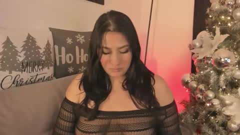 Snapshot of elyross_ chatting on 11/28/25, 12:35 Ross online show from 11/28/25, 12:35