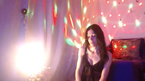 Elisa online show from 10/21/25, 07:03