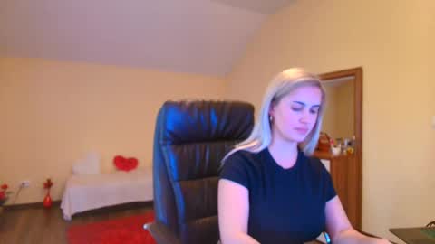 elysia3333 online show from 10/28/25, 11:47