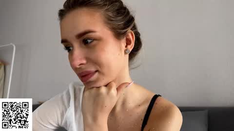 Snapshot of elysia_xo chatting on 10/19/25, 04:46 Elysia online show from 10/19/25, 04:46