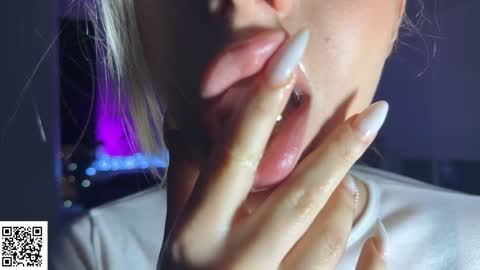 Snapshot of elysia_xo chatting on 11/27/25, 11:18 Elysia online show from 11/27/25, 11:18